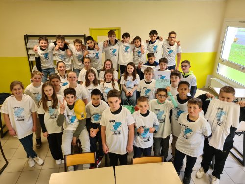 Les élèves avec les t-shirts UNSS Charente