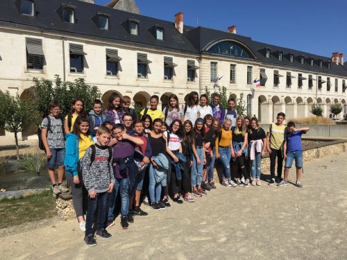 Les élèves de Quatrième dans la cour du Rectorat de Poitiers à l'issue de la visite