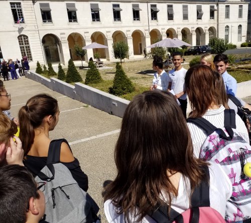 Les lycéens guident les collégiens pour découvrir le Rectorat de Poitiers
