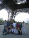 Au pied de la tour Eiffel