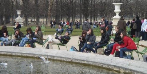 Pique-nique dans le jardin des Tuileries avant l'après-midi au Louvre