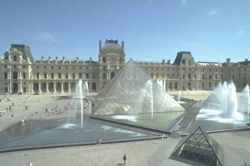 La Cour Napoléon du Musée du Louvre