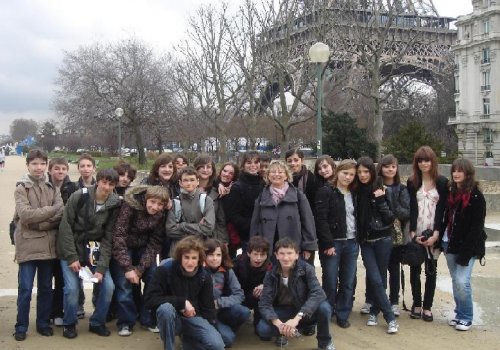 Les élèves devant la Tour Eiffel