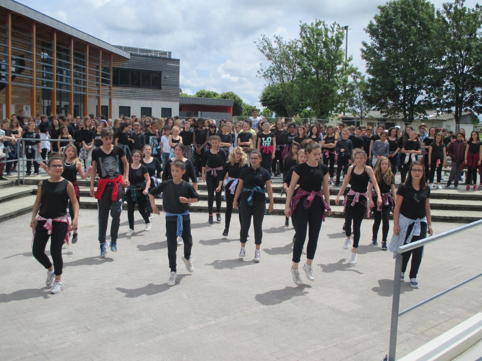 FlashMob  Site du collège Arthur Rimbaud de Latillé (86)