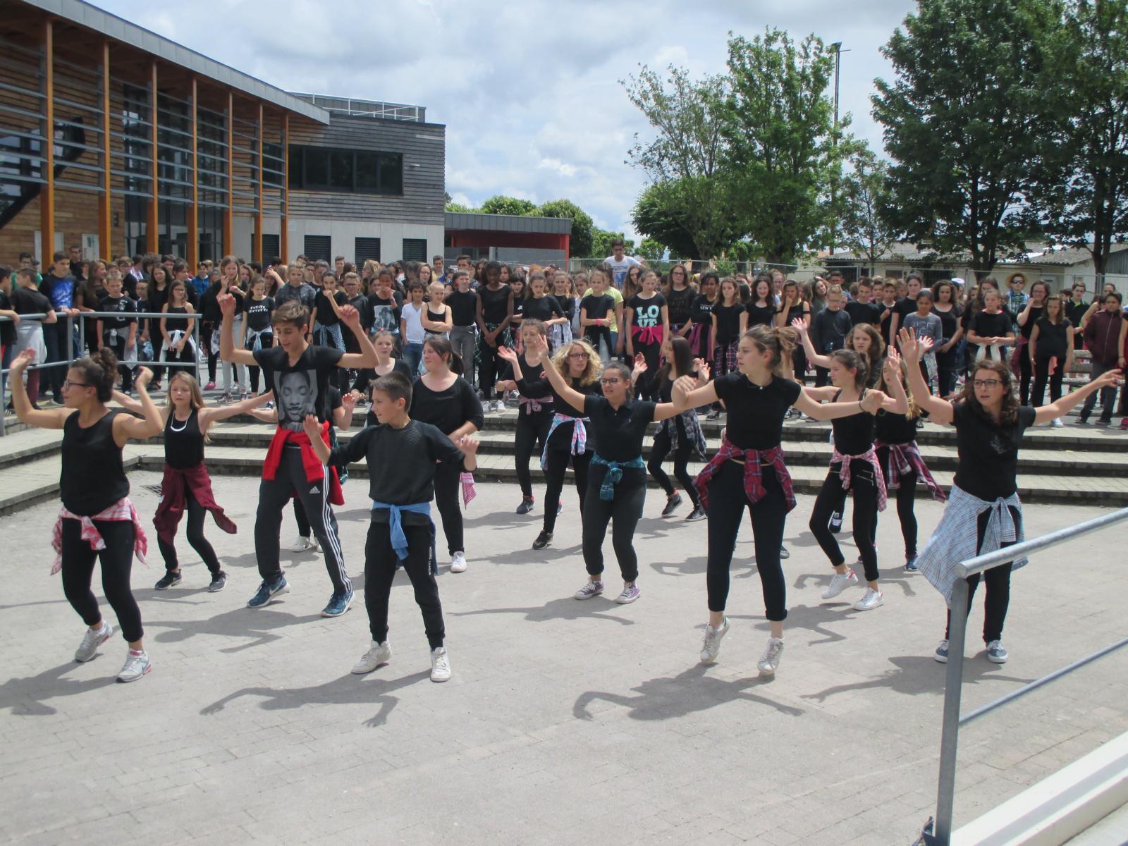 FlashMob  Site du collège Arthur Rimbaud de Latillé (86)