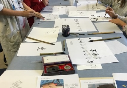 Atelier calligraphie en salle d'arts plastiques
