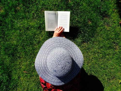sombrero-mujer-lectura-libro-jardin-relax-fondos-de-pantalla-hd-professor-falken