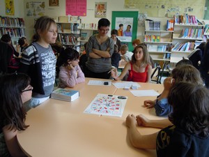 Les élèves jouent au jeu de l'oie spécial contes