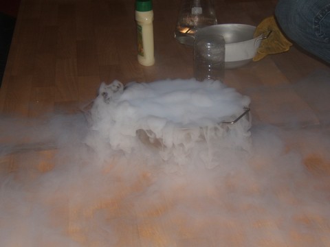 L'azote liquide qui se vaporise à température ambiante