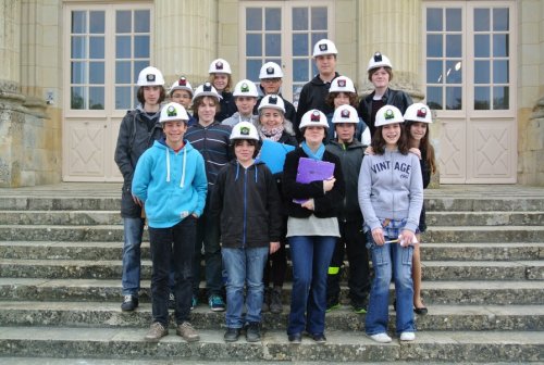 Les élèves équipés de casques pour la visite du blockhaus