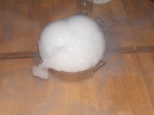 Des bulles d'air formées par du produit vaisselle et enfermées dans l'azote liquide