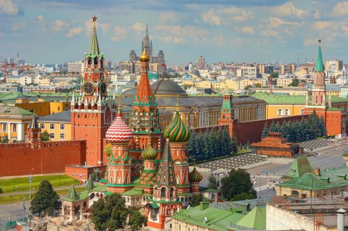 la-vue-sur-la-place-rouge-de-moscou-kremlin-domine-horloge-kuranti-eglise-de-cathedrale-du-s-de-basil-de-saint-mausolee-de-95410068