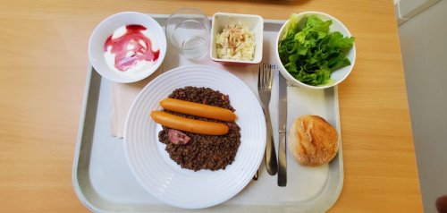 le menu spécial "Allemagne" avec la saucisse de Francfort