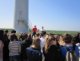 Les intervenants au pied de l'éolienne