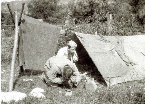 Retour de Verdun, à Lavincourt. : "Nous couchons sous la tente ! Un brin de toilette ! Admirez la façon de se raser !