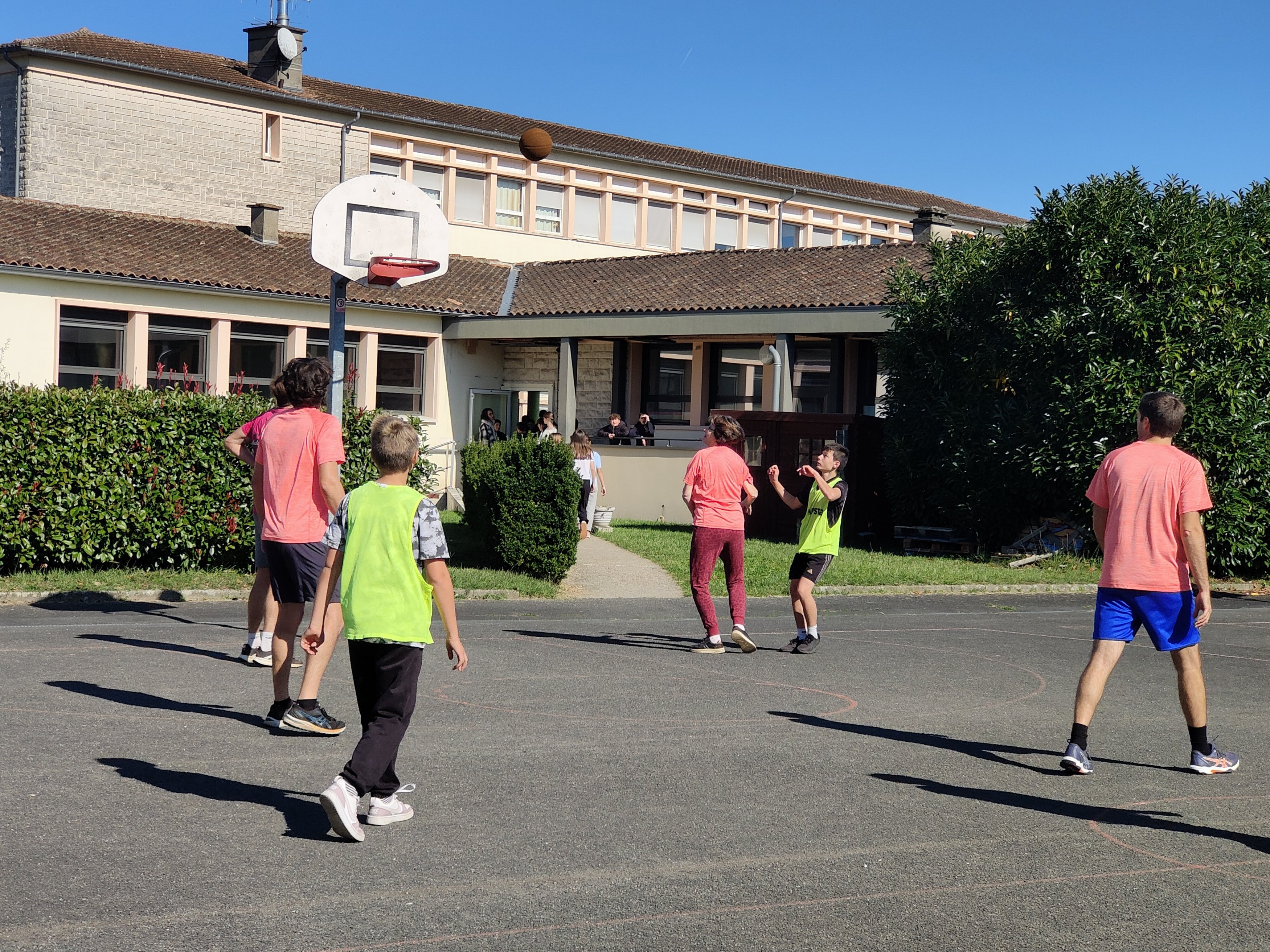Tournois UNSS : Profs 1 Élèves 0 (basket) Site du collège Jean