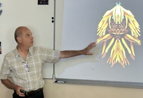 O Muhlhoff expliquant la construction d'une de ses compositions photographiques de la série "Portraits d'Aliens" projetee sur le tableau de la classe.jpg
