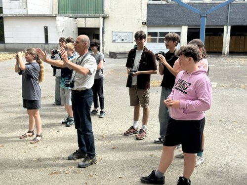 demonstration_et_indications_donnees_par_o_muhlhoff_avant_que_les_eleves_photographient_le_sujet_dans_la_cour_de_recreation_du_college-2