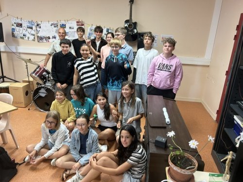 photo_de_groupe_de_la_classe_chaap_avec_o_muhlhoff_dans_la_salle_d_art_afin_de_cloture_la_rencontre
