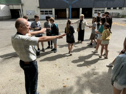 temps_de_pratique_avec_o_muhlhoff_dans_la_cour_de_recreation_du_college_les_eleves_sont_repartis_en_groupe_pour_s_organiser_face_au_sujet_qui_sera_photographie