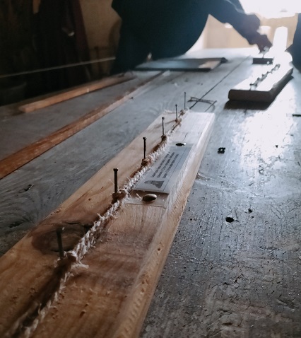Réalisation d'une corde à 13 noeuds dans l'atelier sur les mesures