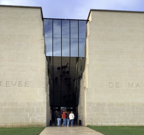 Entrée au Mémorial de Caen