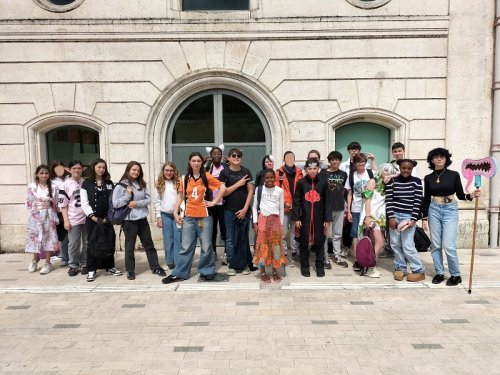 Devant le musée