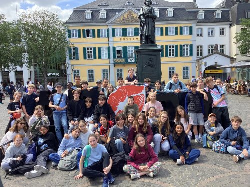 Devant la statue de Beethoven, dans le centre ville de Bonn