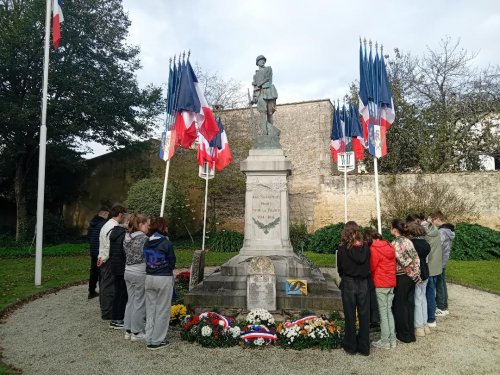 ulis_visite_monument_aux_morts