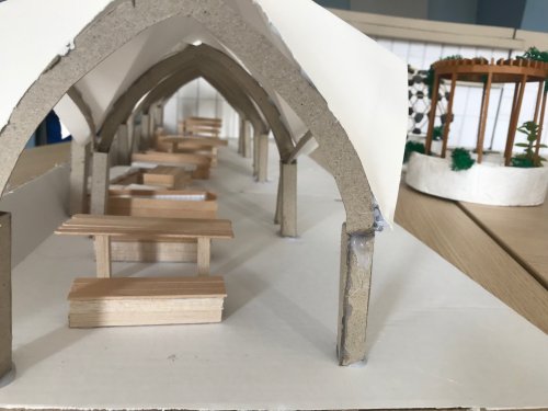 Zoom sur l'espace pique-nique sous les arches protectrices.