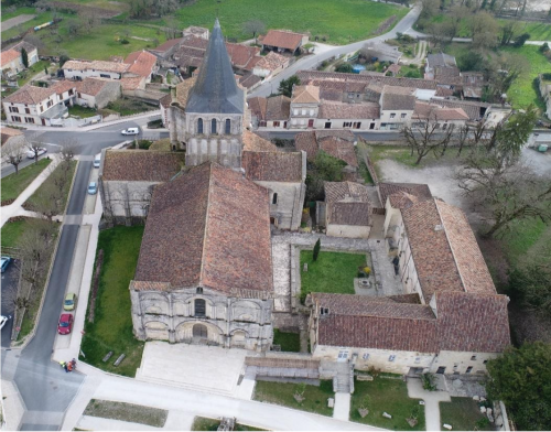 L'église photographiée au drone (partie romane située à l'Ouest du clocher)