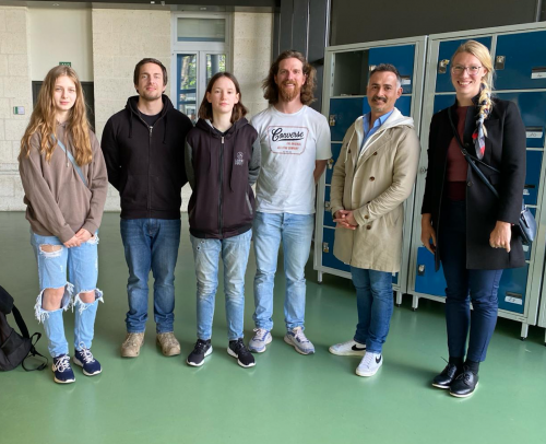Trois apprentis menuisiers au LMB Sillac et leurs professeurs.