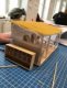 Élaboration d'un abri miniature avec des matériaux de récupération.
