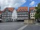 Vue d'ensemble de la magnifique Place du Marché historique (Marktplatz) d'Hildesheim. On y admire la fontaine monumentale et l'alignement de façades traditionnelles à colombages minutieusement reconstruites.