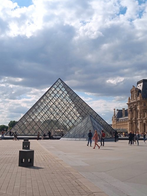 Photographie de la pyramide du Louvre