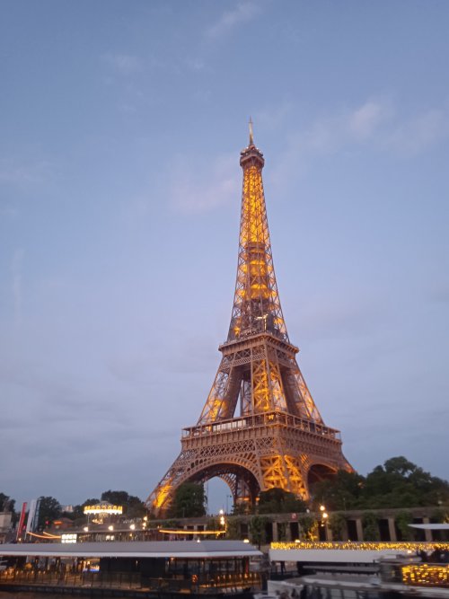 Photographie de la Tour Eiffel depuis un bateau mouche