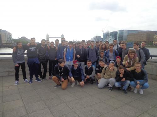 Photo de groupe des 1STi2D devant Tower Bridge