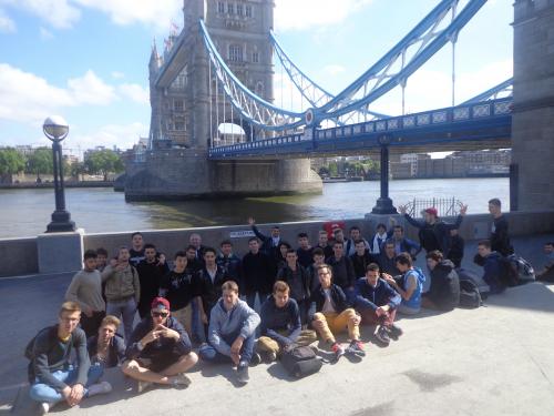 Photo de groupe des 1STi2D devant Tower Bridge