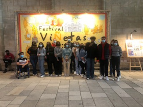 Les élèves de la spécialité LLCER espagnol pris en photo devant l'affiche du festival