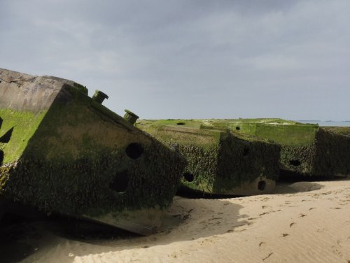 Arromanches (restes d'un quai de débarquement flottant)