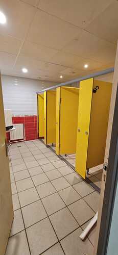 Salle de douches internat